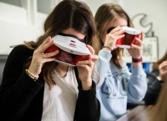 女学生们正在尝试虚拟现实耳机